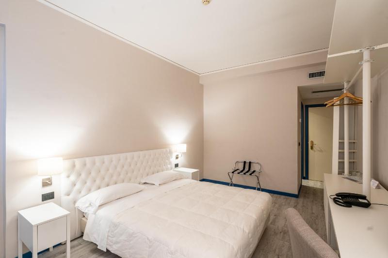 Double Room image 3