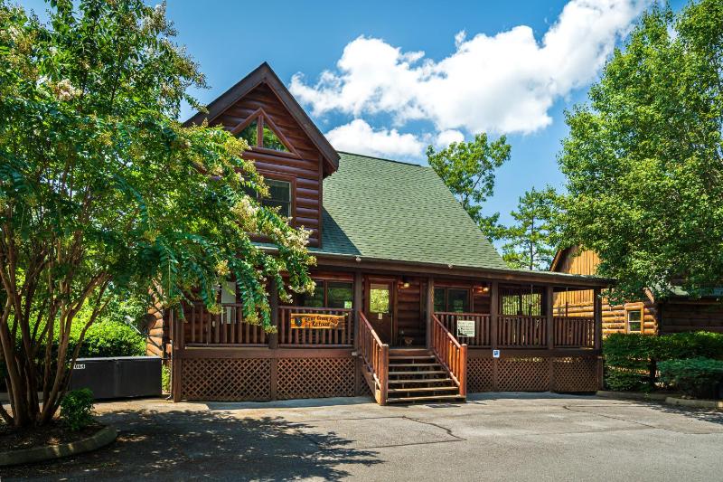 Bear Creek Falls Retreat-Miniature Golf Indoor and Outdoor pool Spacious Smoky Mountain Getaway! - image 16