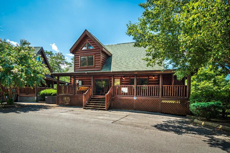 Bear Creek Falls Retreat-Miniature Golf Indoor and Outdoor pool Spacious Smoky Mountain Getaway! - image 1