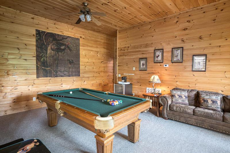 Bear Creek Falls Retreat-Miniature Golf Indoor and Outdoor pool Spacious Smoky Mountain Getaway! - image 39