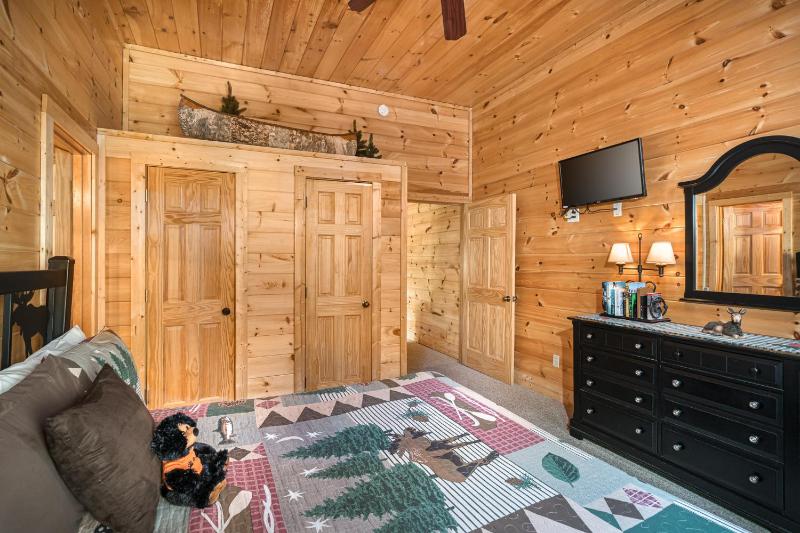 Bear Creek Falls Retreat-Miniature Golf Indoor and Outdoor pool Spacious Smoky Mountain Getaway! - image 13