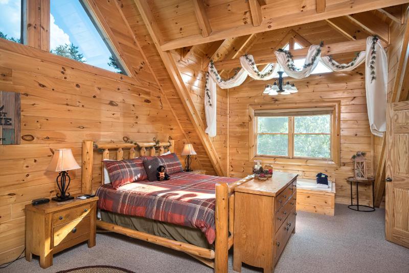 Bear Creek Falls Retreat-Miniature Golf Indoor and Outdoor pool Spacious Smoky Mountain Getaway! - image 15
