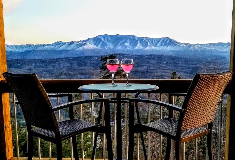 Smoky Mountain Serenity Amazing Mountain Views 560 FREE tickets each paid day! - image 1