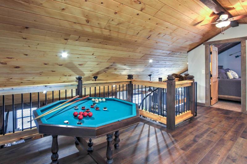 Smoky Mountain Loft Amazing Views Hot Tub 560 FREE tickets each paid day!!! - image 17