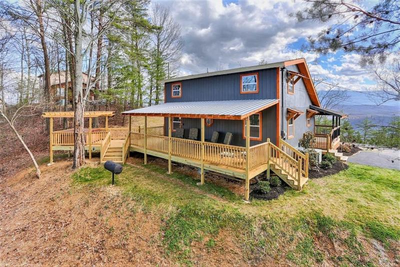 Smoky Mountain Loft Amazing Views Hot Tub 560 FREE tickets each paid day!!! - image 9