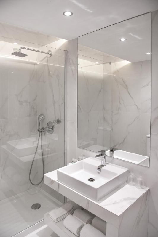 Double or Twin Room with Lateral Sea View image 4