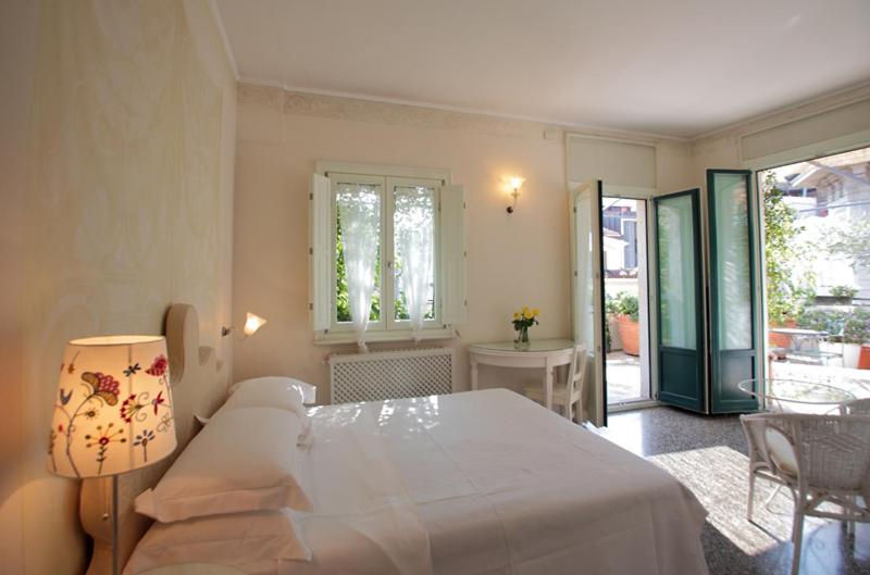 Deluxe Double Room with Terrace image 3