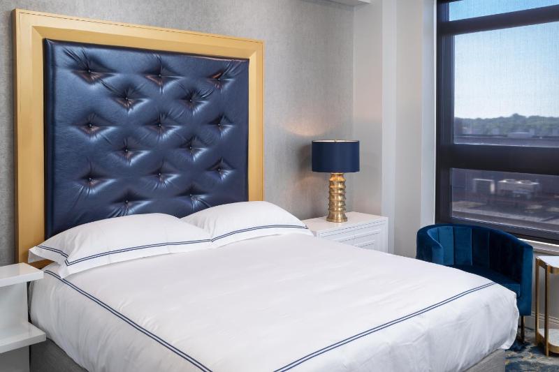 Standard King Room image 2