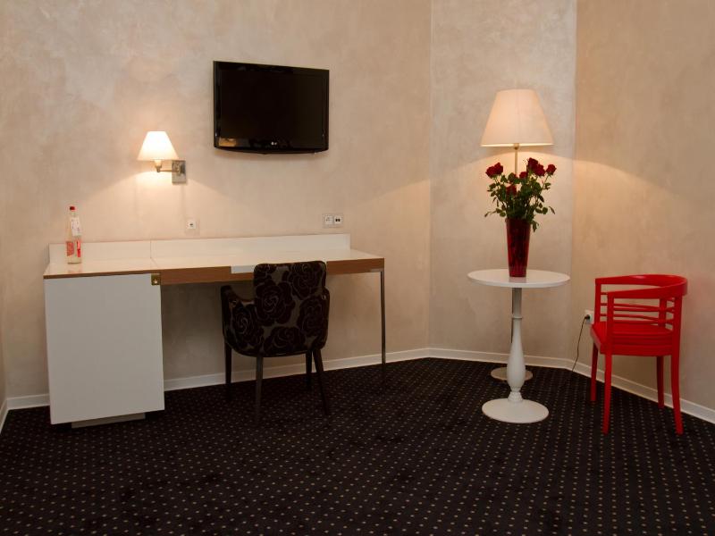 Twin Room image 4