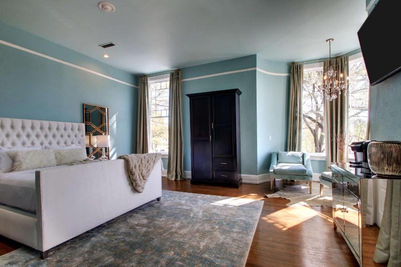 King Suite with Fireplace image 4