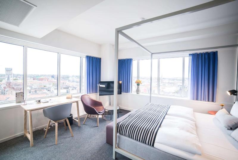 1 Double Bed, Corner Room, Non-Smoking image 3