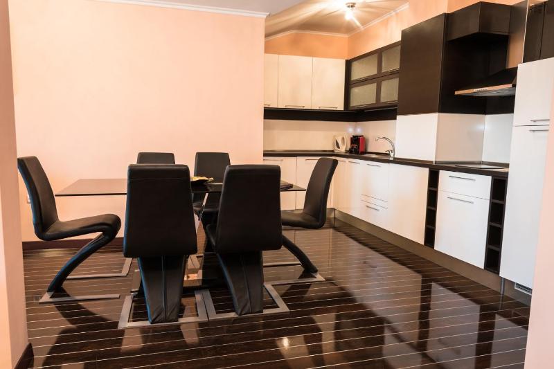 Deluxe Two-Bedroom Apartment with Hot Tub - Self Catering image 3