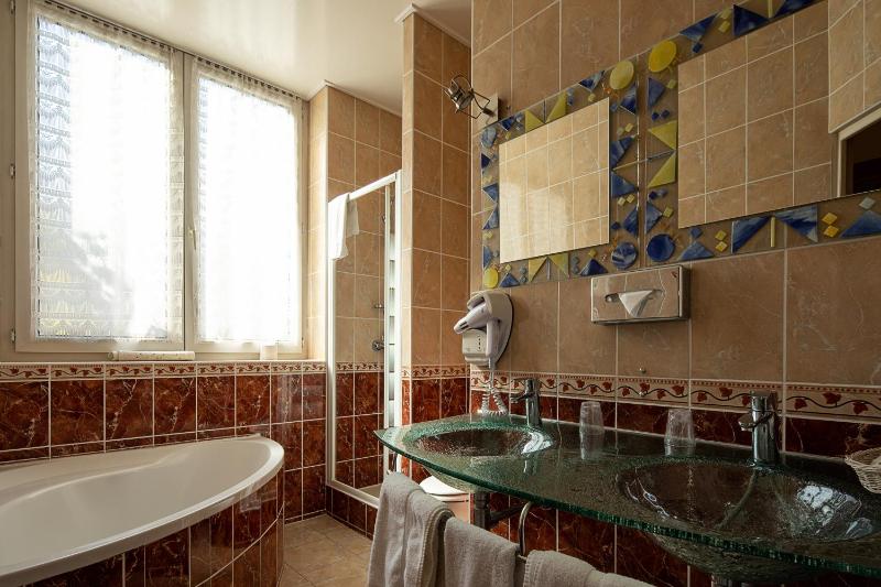 Superior King Room image 2