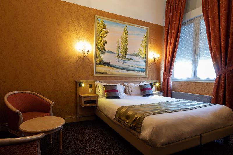 Superior King Room image 3