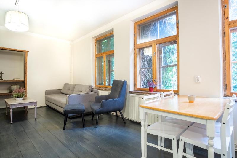 Dream Stay - Bright 2-Bedroom 2-Floor Old Town Apartment - image 7