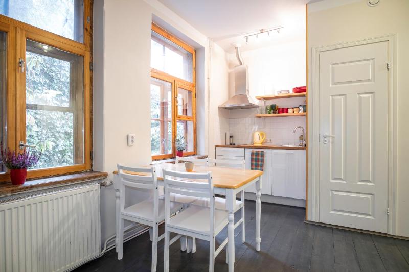 Dream Stay - Bright 2-Bedroom 2-Floor Old Town Apartment - image 5