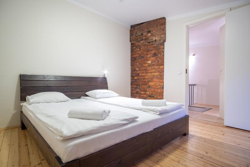 Dream Stay - Bright 2-Bedroom 2-Floor Old Town Apartment - image 3