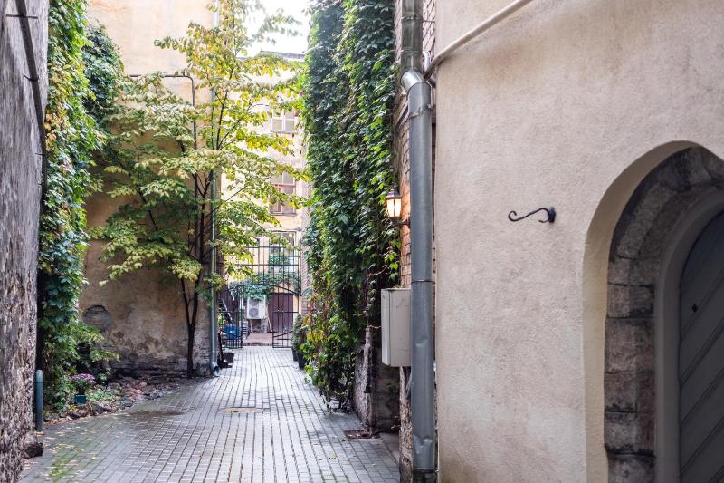 Dream Stay - Bright 2-Bedroom 2-Floor Old Town Apartment - image 12