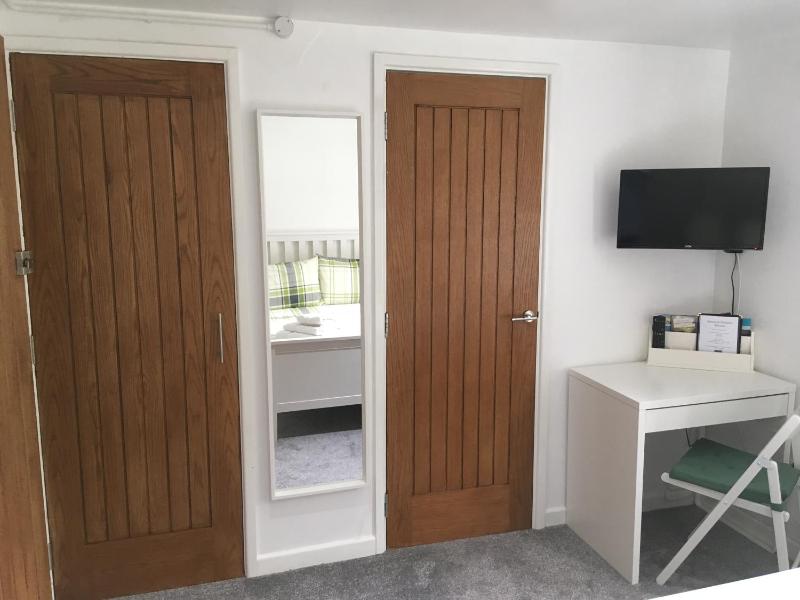 Deluxe Double Room with Shower image 4