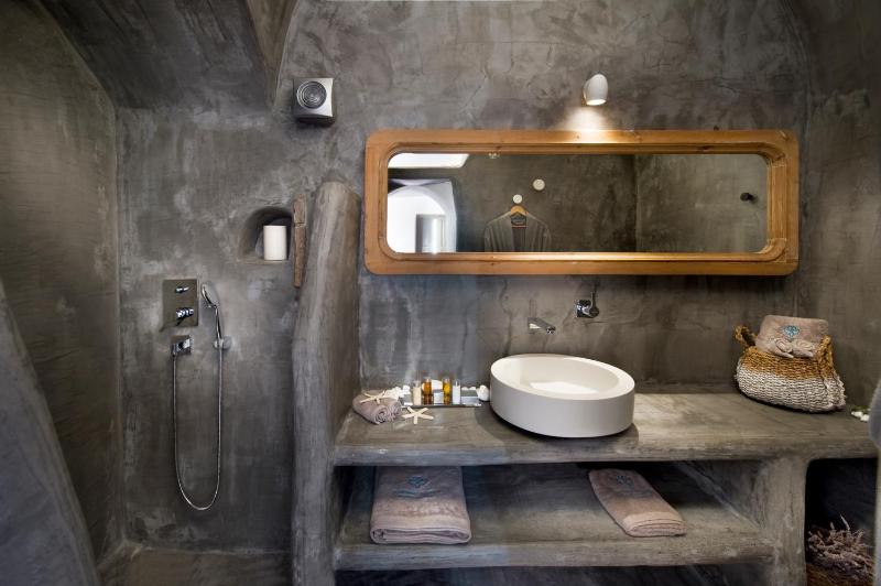 Aroma - Superior Cave Room with Outdoor Plunge Pool & Caldera View image 4