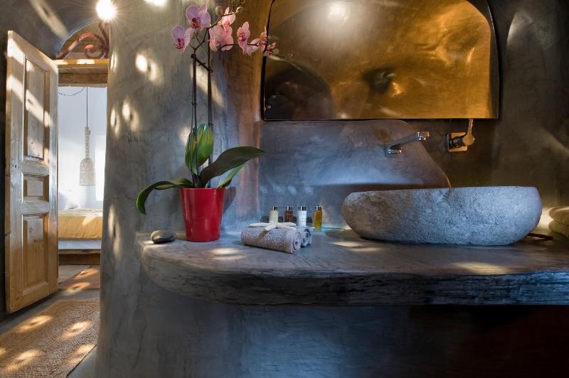 Enigma - Superior Cave Suite with Outdoor Plunge Pool & Caldera View image 3