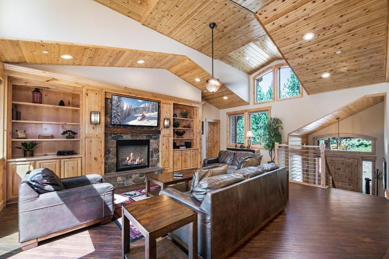 Six-Bedroom House image 3