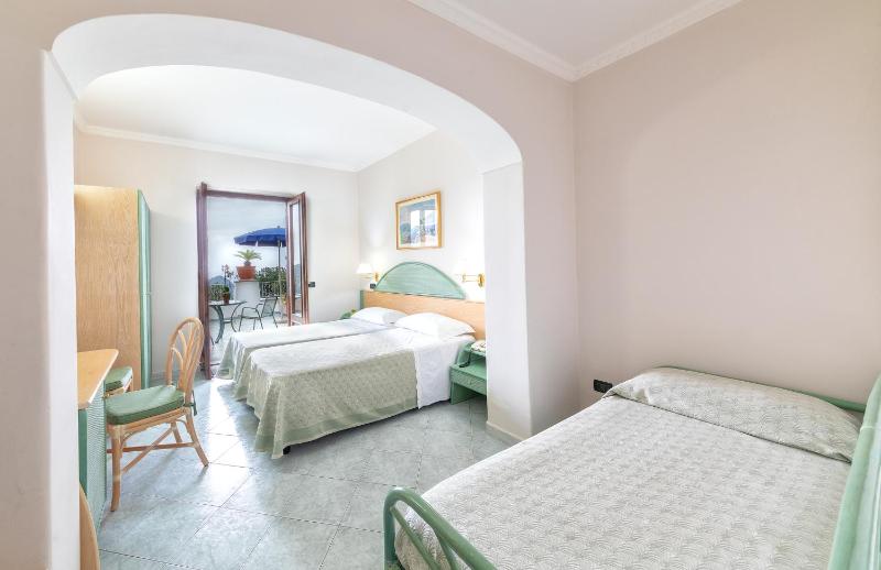 Quadruple Room image 2