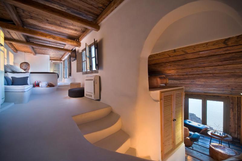 Efhari - Exclusive Suite with Outdoor Plunge Pool & Panoramic Caldera View image 4