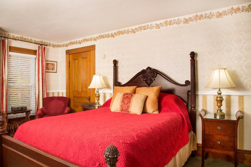 Grant Deluxe Bedroom image 3