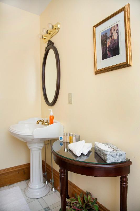 Grant Deluxe Bedroom image 3
