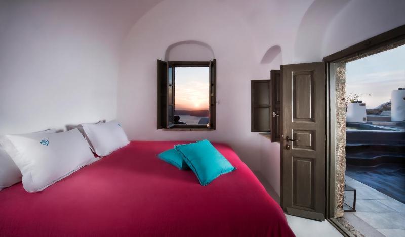 Aroma - Superior Cave Room with Outdoor Plunge Pool & Caldera View image 3