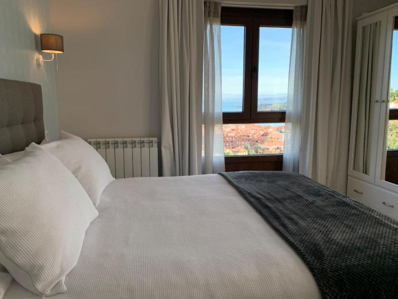 Deluxe Double Room with Sea View image 4