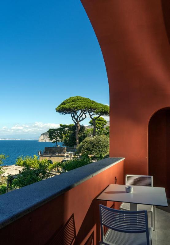 Superior Deluxe Sea View image 3