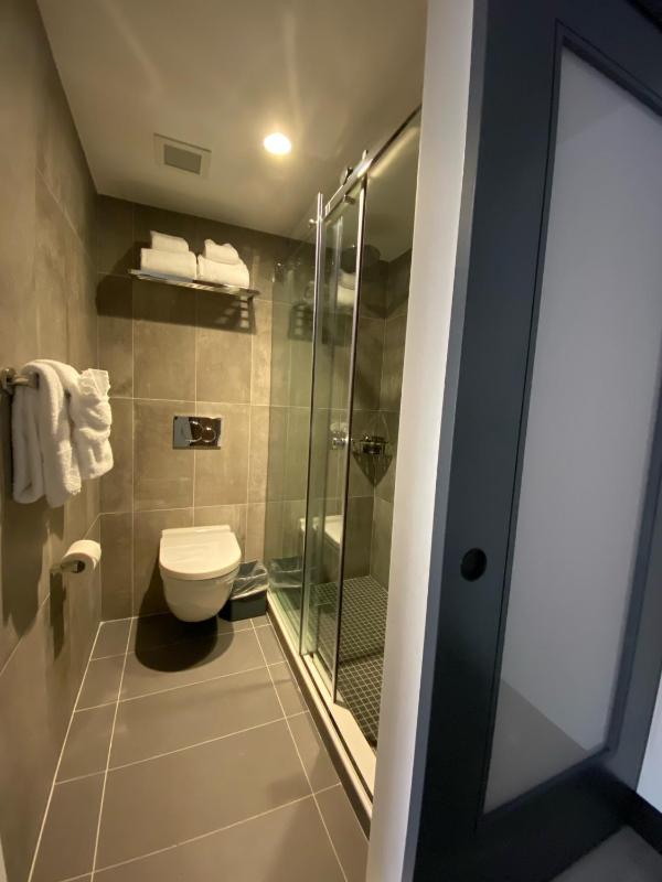 Queen Room - Non-Smoking image 3