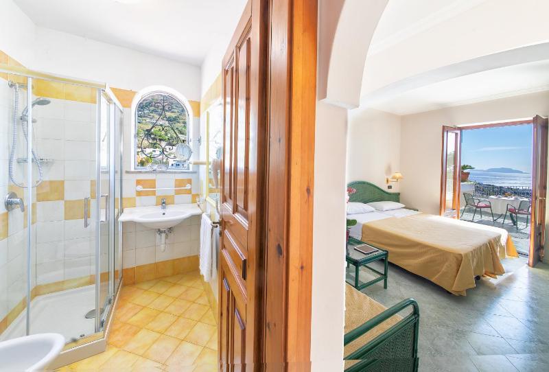 Double Room with Sea View image 4