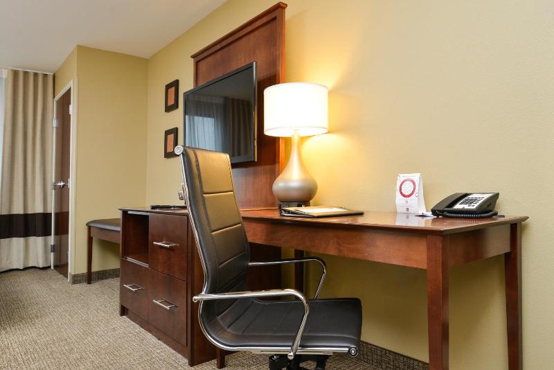Queen Suite with Two Queen Beds and Sofa Bed - Non-Smoking image 2