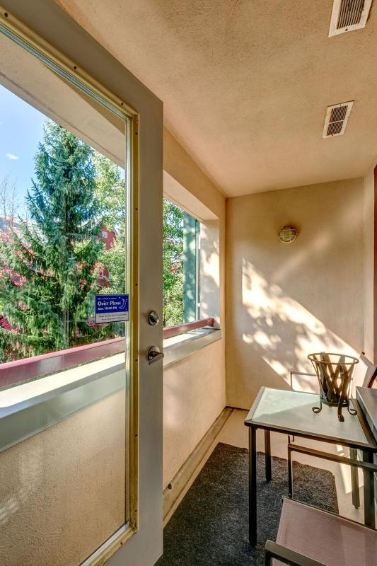 Town Plaza Suites by Golden Dreams - image 21