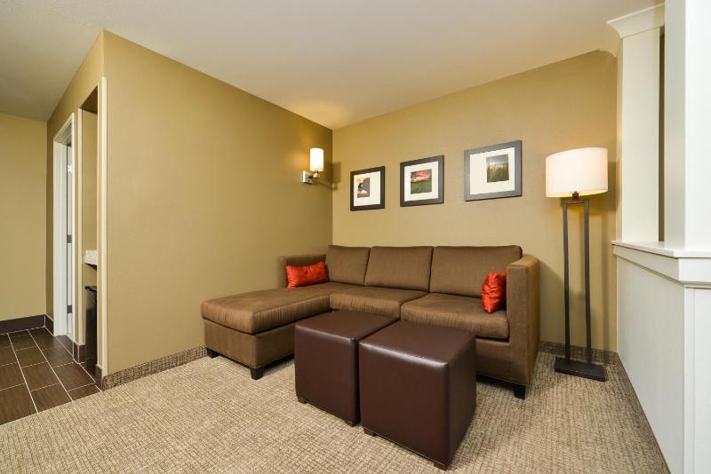 Queen Suite with Two Queen Beds and Sofa Bed - Non-Smoking image 3