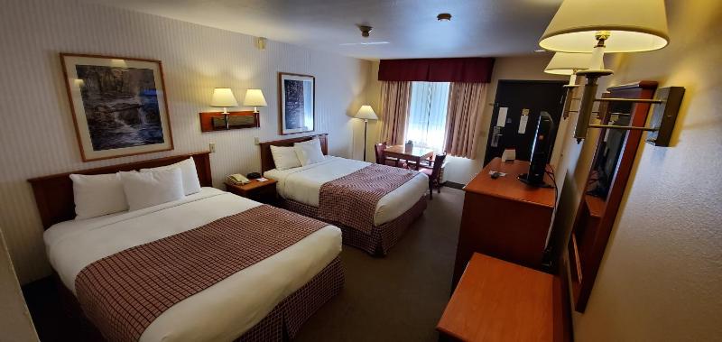 Queen Room with Two Queen Beds - Non-Smoking image 2