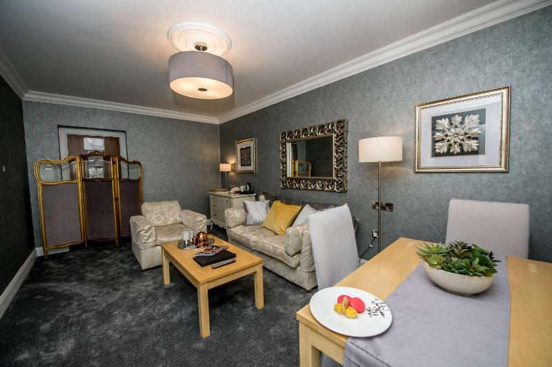 King Suite with Bathtub image 1