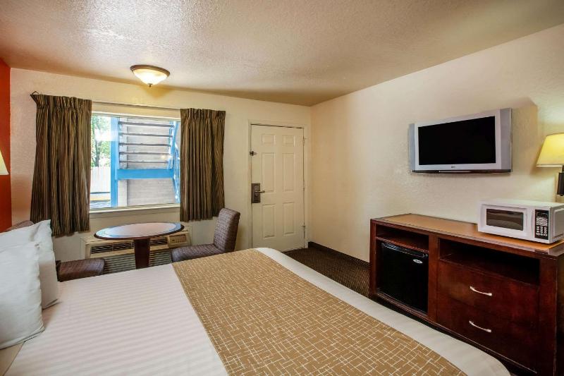 Travelodge by Wyndham Houston Hobby Airport - image 8