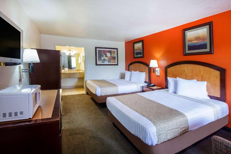 Travelodge by Wyndham Houston Hobby Airport - image 10