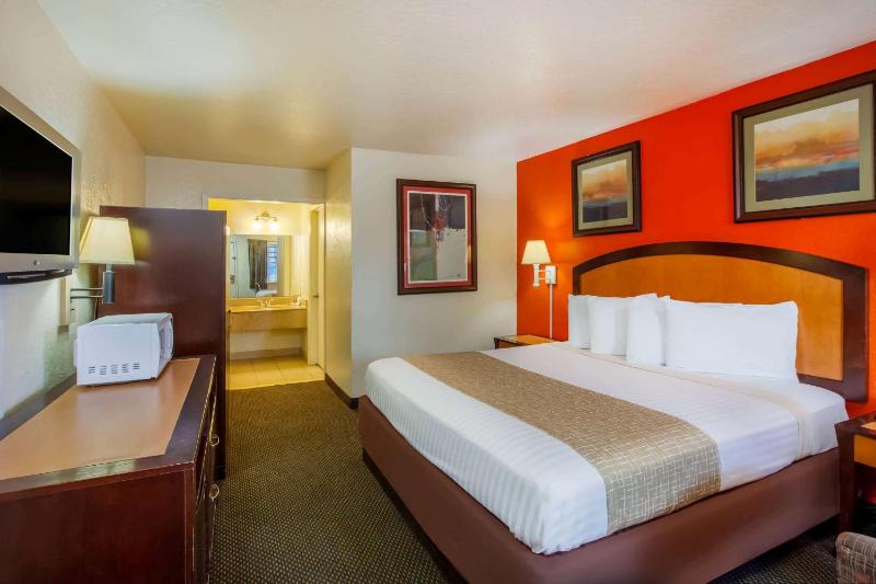 Travelodge by Wyndham Houston Hobby Airport - image 11
