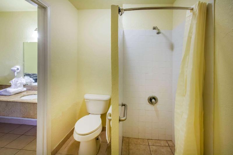 Travelodge by Wyndham Houston Hobby Airport - image 18