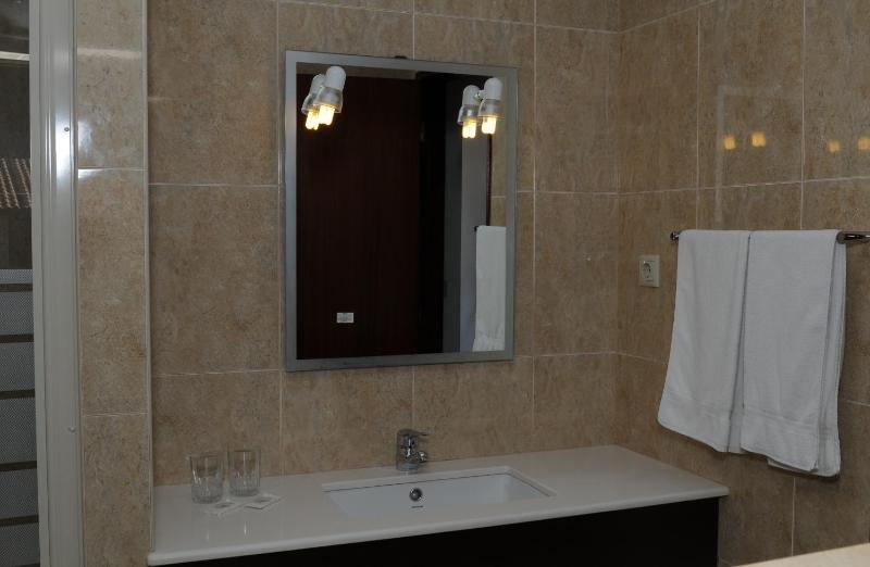 Twin Room image 2