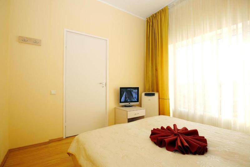 Studio with Balcony image 4