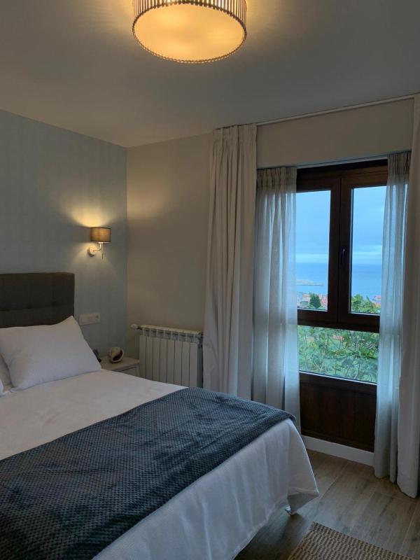 Deluxe Double Room with Sea View image 3