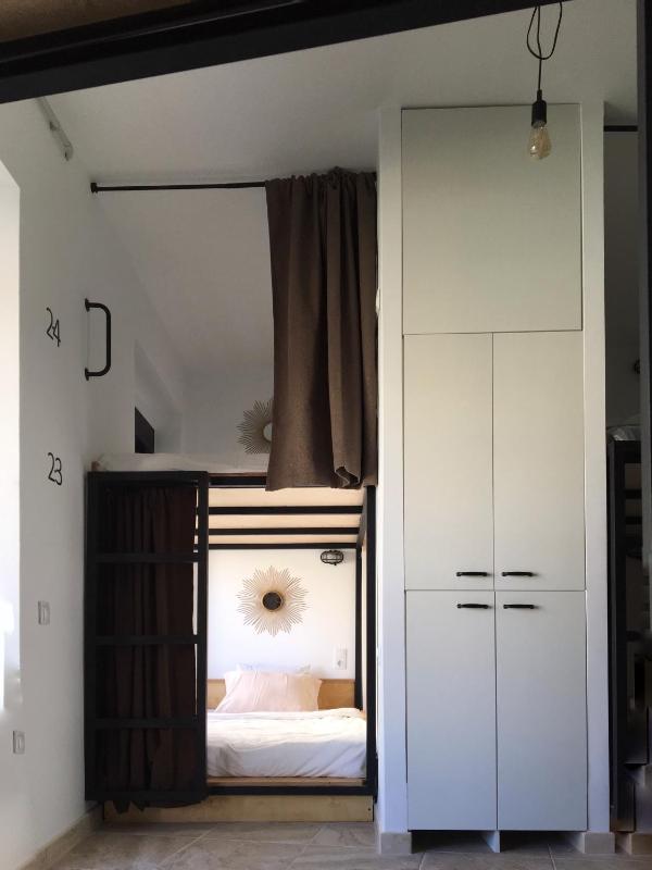 Hostel Numero Trece - Private Capsule Deds - Albergue Juvenil - FREE towels coffee & tea remote check-in - image 6