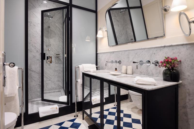 Standard Double Room image 4