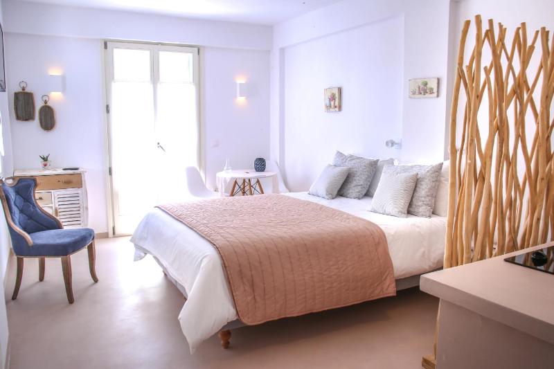 Superior Double Room with Balcony image 1